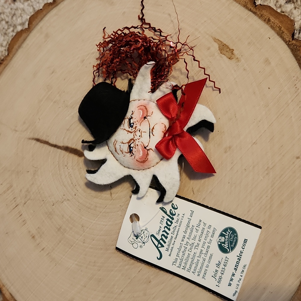 Annalee Black & White Sun with Top Hat Brooch
